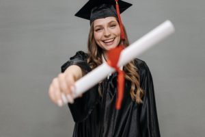 Ne croyez pas aux rumeurs : Il faut plus qu'une bonne école pour obtenir un bon salaire (et un bon job)